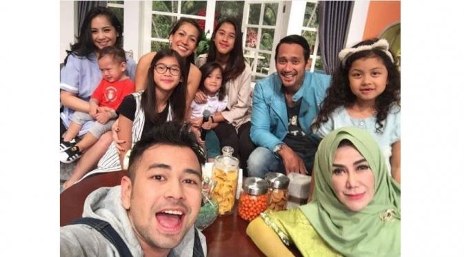 Keluarga Raffi Ahmad dan keluarga Tora Sudiro. (Instagram - @raffinagita1717)