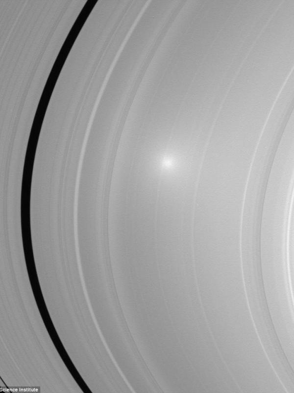 Bulan kecil di sisi A cincin Saturnus. (NASA)