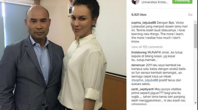 Sophia Latjuba berpose bersama dosen tamu yang juga politikus Partai Nasdem, Viktor Bungtilu Laiskodat. (Instagram @sophia_latjuba88)