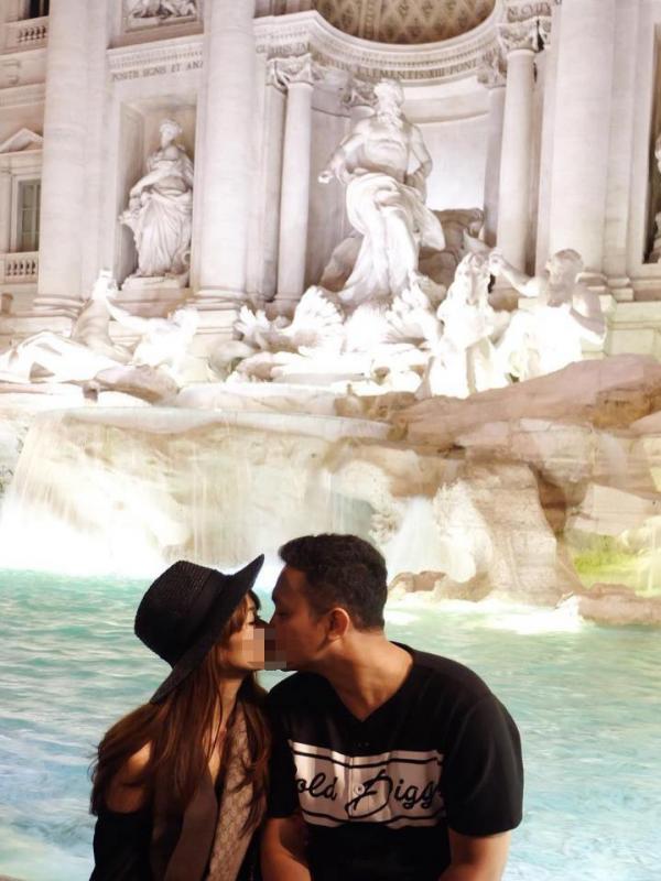 Gilang Dirga dan Adiezty Fersa berciuman mesra saat bulan madu ke Eropa [foto: instagram/gilangdirga]