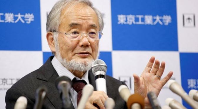 Yoshinori Ohsumi, profesor Tokyo Institute of Technology, berbicara dalam konferensi pers setelah memenangkan Nobel Prize untuk bidang ilmu pengobatan di Tokyo Institute of Technology di Tokyo, Jepang, Senin (3/10/2016). (via: Antaranews)