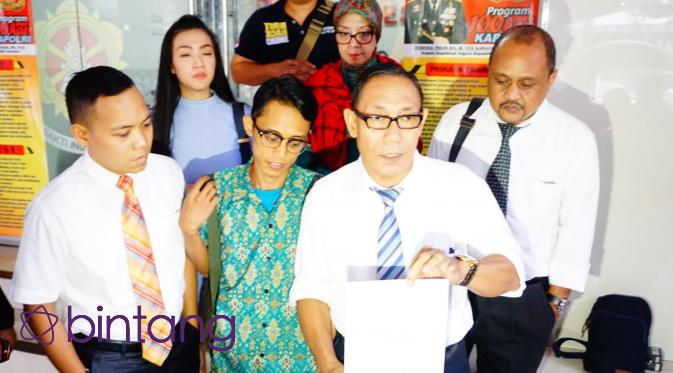 Kiswinar bersama Ariyani, ibundanya dan didampingi kuasa hukum saat berada di Resmob Polda Metro Jaya untuk melaporkan Mario Teguh. (Syaiful Bahri/Bintang.com)