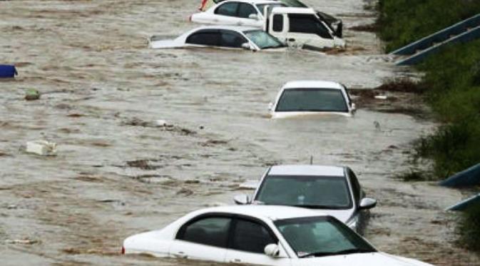 Sejumlah kendaraan terendam air pasca-terjangan Topan Chaba di Korea Selatan (AP)
