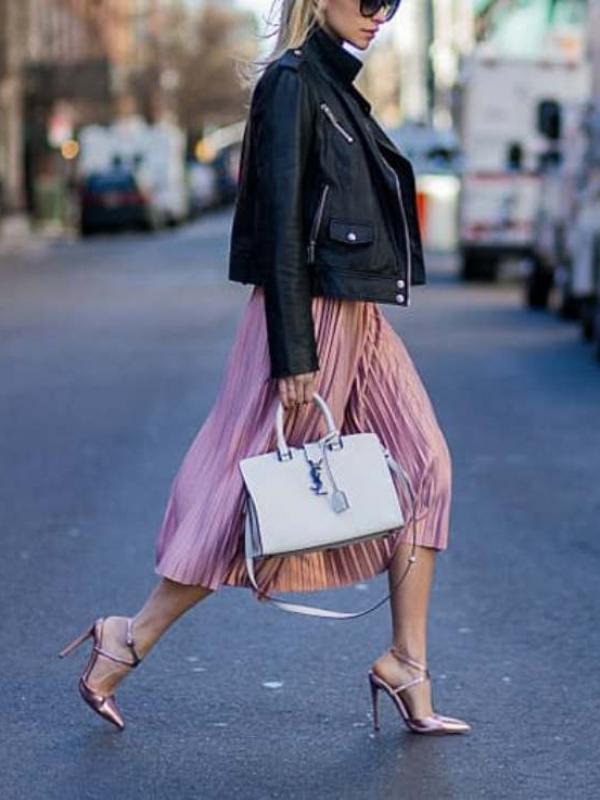 Padu padankan rok midi dengan outfit favoritmu deh. (via: purewow.com)