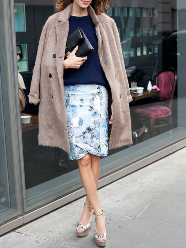 Padu padankan rok midi dengan outfit favoritmu deh. (via: Purewow.com)