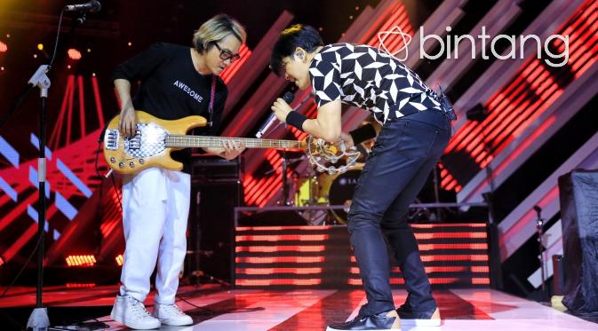 Aksi Gigi langsung menyulut andrenalin para penonton yang memenuhi area konser The Biggest Concert Super Band. Aksi Armand CS itu sukses membakar semangat para penonton yang memadati arena. (Adrian Putra/Bintang.com)