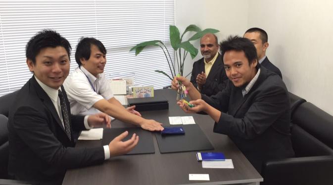 Serah terima kunci dari pemilik gedung kepada komunitas muslim di Chiba, Jepang