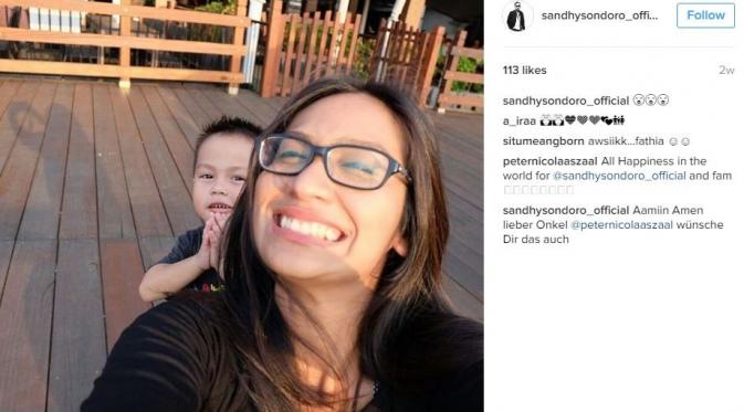 Fathia Amanda, kekasih baru Sandhy Sondoro bersama Aeshan [foto: instagram]