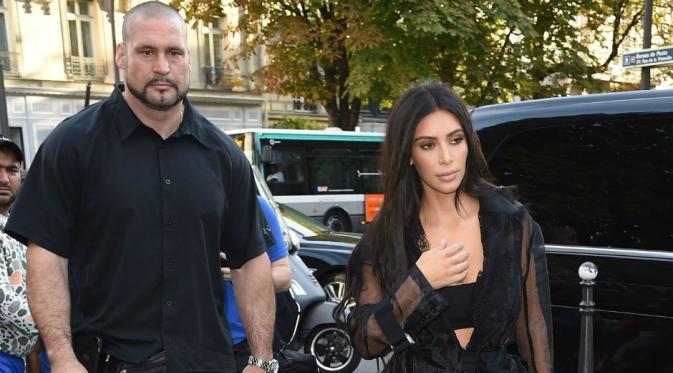 Kim Kardashian dan bodyguardnya, Pascal Duvier (Foto: inquisitr.com)