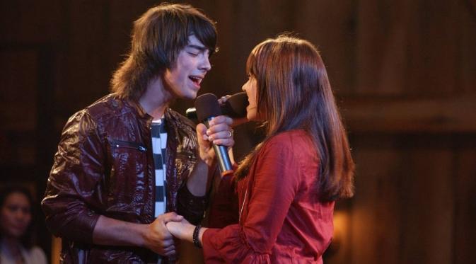 Demi Lovato dan Joe Jonas di film Camp Rock (Via: mtv.com)