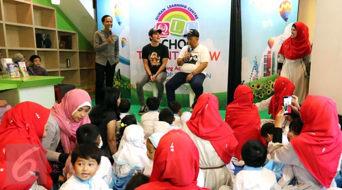 Suasana kelas profesi yang diisi oleh Vino G Bastian dan komedian senior, Indro Warkop di Quran Learning Center (QLC), Jakarta Selatan, Kamis (6/10). Indro dan Vino diundang untuk menjelaskan profesi aktor kepada anak-anak. (Liputan6.com/Helmi Afandi)