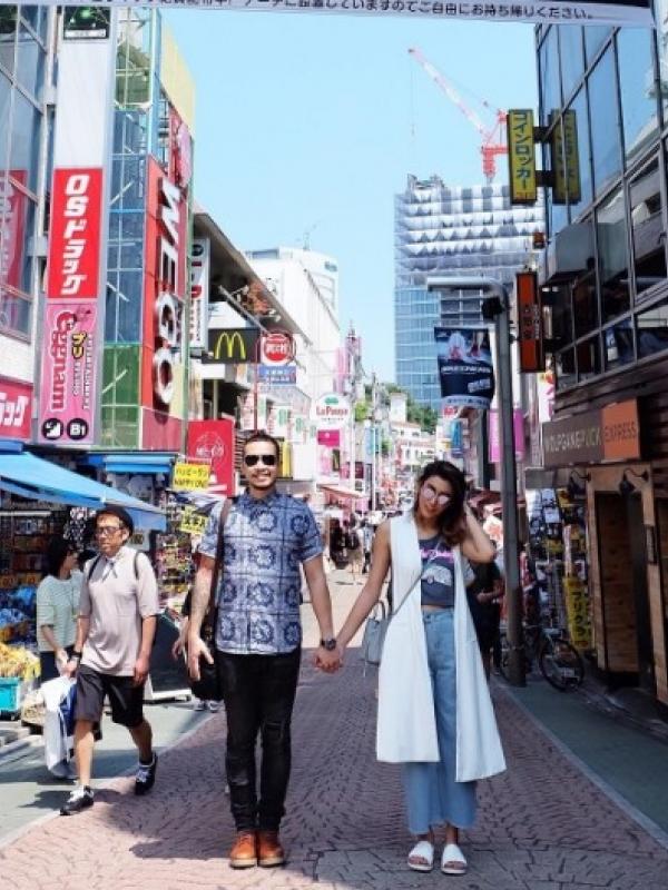 Tyas Mirasih dan Raiden Soedjono saat berlibur ke Jepang. (Instagram @tyasmirasih)