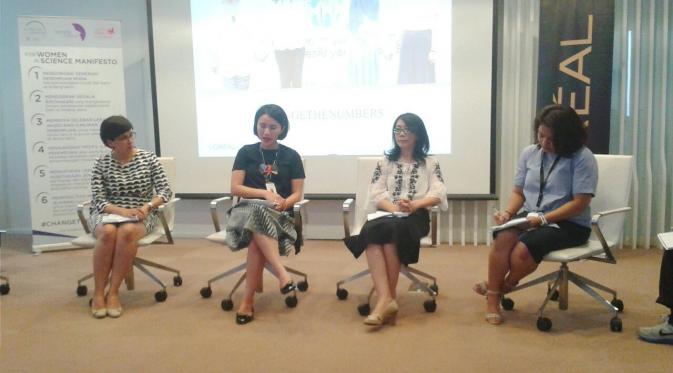 (Dari kiri ke kanan) Dr Ines Atmosukarto, Melanie Masriel, Dr Fenny M Dwivany dalam acara media roundtable yang diadakan oleh L’Oréal Indonesia (Liputan6.com/Citra Dewi)