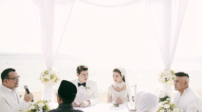 Asty Ananta dan Hendra menikah di Nusa Dua, Bali [foto: instagram/asty_ananta]