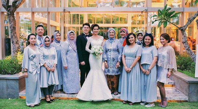 Eyang, oma, tante dan sepupu menghadiri pesta pernikahan Asty Ananta dan Hendra di Bali [foto: instagram]