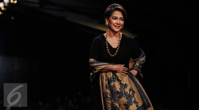 Aktris senior Widyawati tampil anggun membawakan selendang karya Alleira Batik dalam pagelaran fashion show di Jakarta, Kamis (6/10). Bertajuk Yavadvipa, sebanyak 42 desain terbaru dihadirkan dengan unsur modern kontemporer. (Liputan6.com/Faizal Fanani)