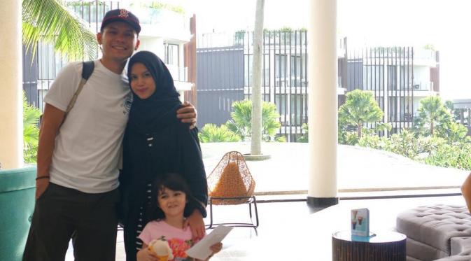 Ben Kasyafani, Ines dan Sienna saat liburan ke Bali [foto: instagram]