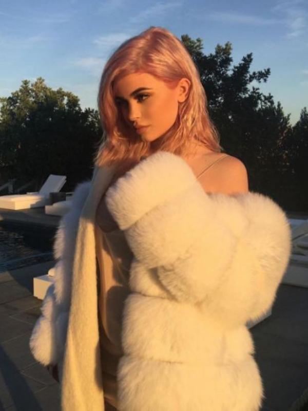 Kylie Jenner dengan warna rambut pink gold (pink emas). (Instagram - @kyliejenner)