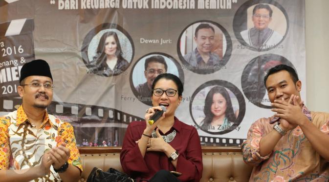 Ketua Parfi, Marcella Zalianty (tengah) didampingi Komisioner KPU Ferry Kurnia Rizkiyansyah dan Sigit Pamungkas menyampaikan keterangan terkait penyelenggaraan festival film pendek KPU di Jakarta, Jumat (7/10). (Liputan6.com/Immanuel Antonius)