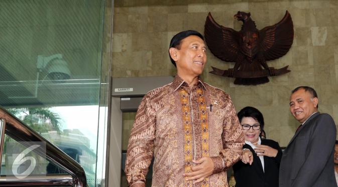 Menko Polhukam Wiranto keluar dari Gedung KPK, Jakarta, Jumat (7/10). Wiranto mengaku terakhir kali menyerahkan LHKPN pada 2009 jelang Pilpres 2009. (Liputan6.com/Helmi Afandi)