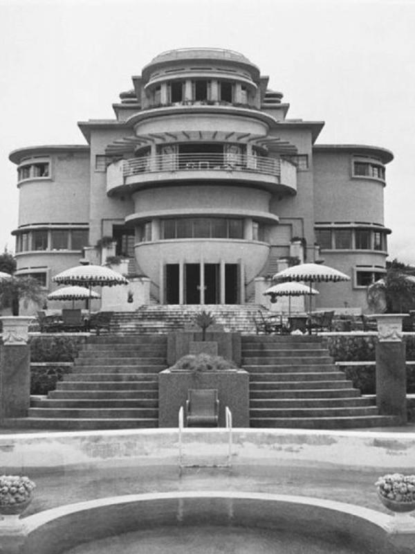 Bagian depan Villa Isola 1934 (foto : Tropen Museum)