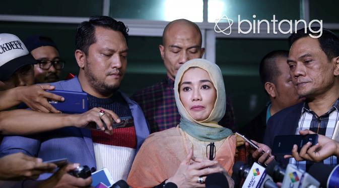 Reza Artamevia memberikan keterangan pers usai melaporkan Gatot Brajamusti ke Polda Metro Jaya. (Nurwahyunan/Bintang.com)
