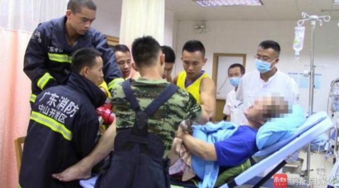 10 orang petugas pemadam kebakaran Kota Zhongshan dan tentara dikerahkan untuk membantu melepaskan jeratan magnet pada buah zakarnya. (Shanghaiist.com)