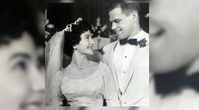 Pria dalam foto pernikahan tahun 1961 ini disebut-sebut mirip aktor Matt Damon. (Sumber coffeeandtrout/Reddit)