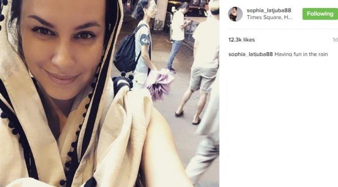 Sophia Latjuba temani Ariel NOAH manggung di Hongkong? [foto: instagram]