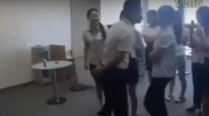 Seorang pemilik perusahaan di China rutin mencium karyawan perempuannya yang ia klaim mampu mengakrabkan sesama rekan kerja (Asia One)