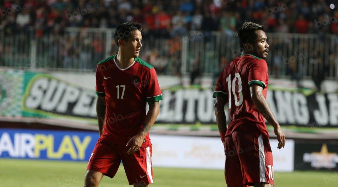 Zulham Zamrun dan Irfan Bachdim mencetak gol untuk Indonesia saat melawan Vietnam pada laga uji coba di Stadion Maguwoharjo, Sleman, Minggu (09/10/2016). (Bola.com/Nicklas Hanoatubun)