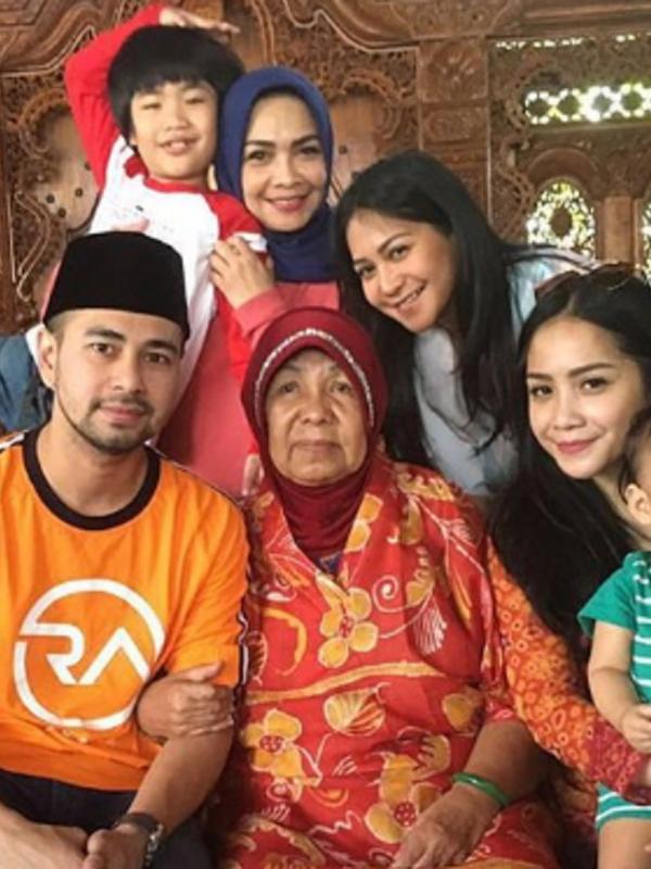 Nagita Slavina dan Raffi Ahmad berpose bersama mendiang nenek Nagita Slavina. (Instagram @raffinagita1717)