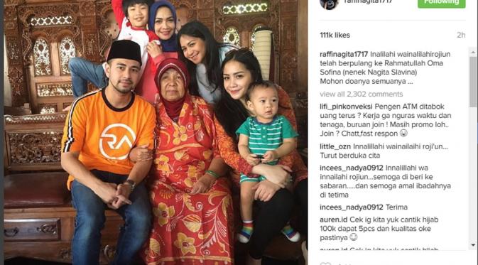 Nenek Nagita Slavina semasa hidup, sedang berfoto bersama Raffi Ahmad dan keluarga. (Instagram @nagita_slavina1717)