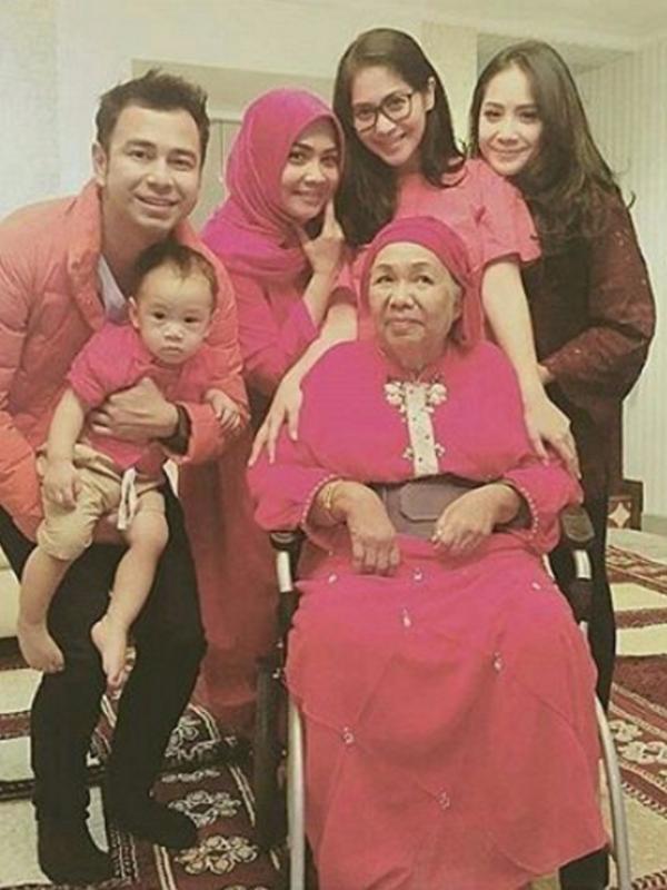 Nenek Nagita Slavina semasa hidup, berpose bersama Raffi Ahmad dan Nagita Slavina beserta keluarga. (Instagram @raffi_nagita1717)