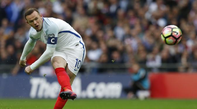 Aksi Wayne Rooney saat memperkuat Timnas Inggris untuk menghadapi Malta. (Ian KINGTON / AFP)