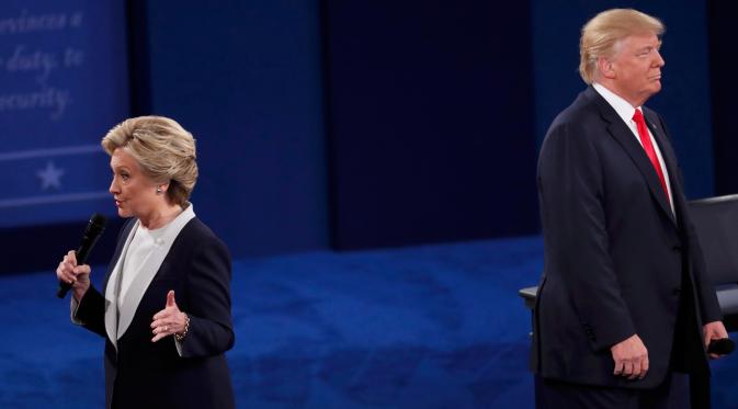 Dua capres AS, Donald Trump dan HIllary Clinton berhadapan dalam Debat Capres AS 2016 putaran kedua di Washington University, St Louis, Missouri, Minggu (9/10). (REUTERS/Aaron P. Bernstein)
