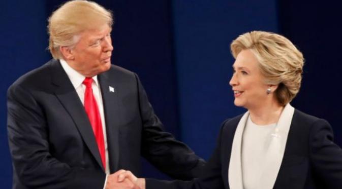 Donald Trump dan Hillary Clinton berjabat tangan setelah debat Capres AS kedua yang digelar di Washington University berakhir (Reuters)
