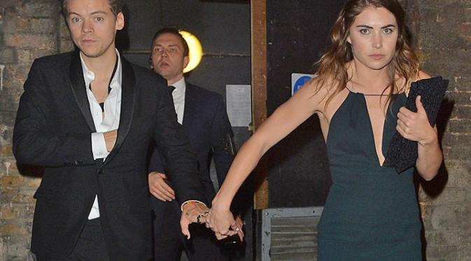 Harry Styles terlihat sedang menggandeng seorang wanita misterius ketika keluar dari sebuah club di London baru-baru ini. (Foto: TMZ)