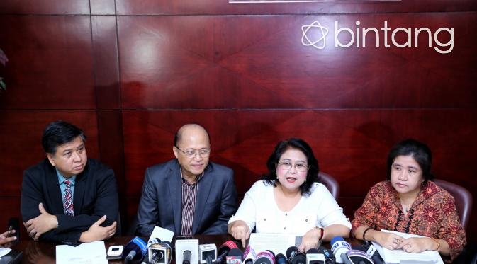 Dalam konferensi pers Mario Teguh didampingi kuasa hukumnya, Elza Syarief dan Vidi Galenso Syarief. (Adrian Putra/Bintang.com)