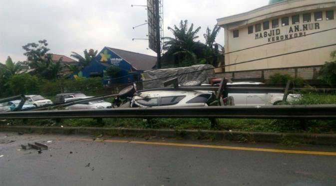 Naas bagi pengendara toyota fortuner yang menabrak tiang PJU hingga terbalik di tol jor Tanah Kusir. (via: istimewa)