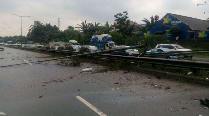 Naas bagi pengendara toyota fortuner yang menabrak tiang PJU hingga terbalik di tol jor Tanah Kusir. (via: istimewa)