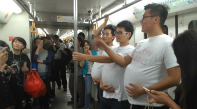 Kondisi inilah yang belum lama ini dilakukan oleh empat calon ayah di kereta bawah tanah di Kota Chengdu, Provinsi Sichuan, Tiongkok. (Shanghaiist.com)