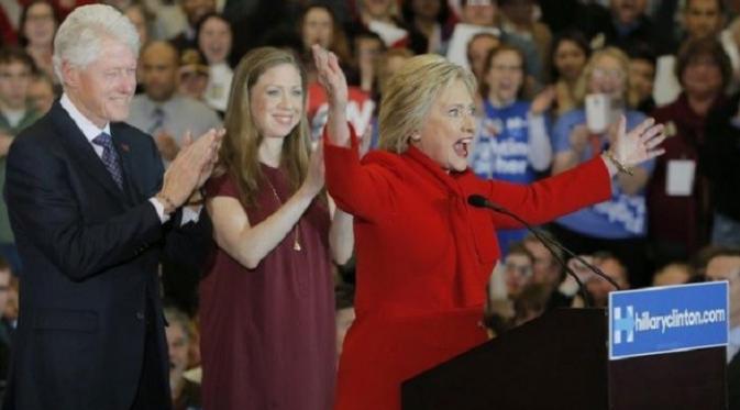 Hillary bersama anak semata wayangnya, Chelsea, dan sang suami, Bill Clinton (Reuters)