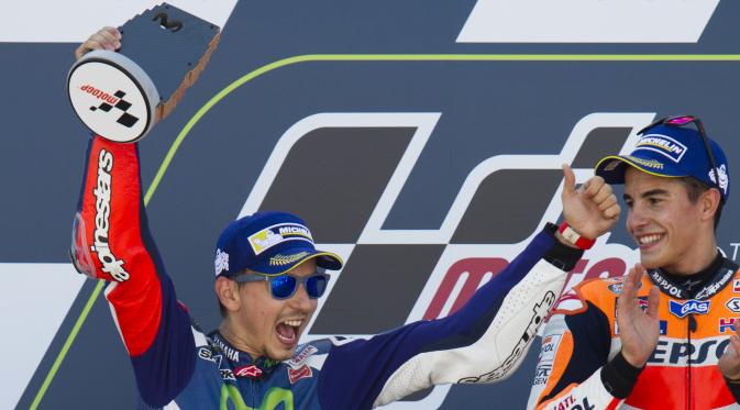 Ekspresi bahagia Jorge Lorenzo saat merebut podium kedua MotoGP Aragon 2016. (JAIME REINA / AFP)