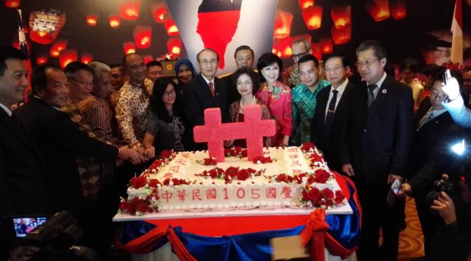 Kepala Kantor Ekonomi dan Perdagangan Taiwan di Indonesia, Liang-Jen Chang di acara pemotongan kue dalam rangka perayaan hari nasional Taiwan. (Liputan6.com/Tanti Yulianingsih)