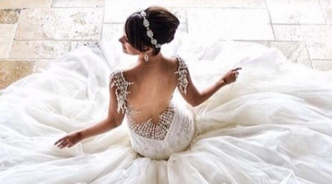 Ilustrasi perempuan yang mengenakan busana pengantin. (favim.com)