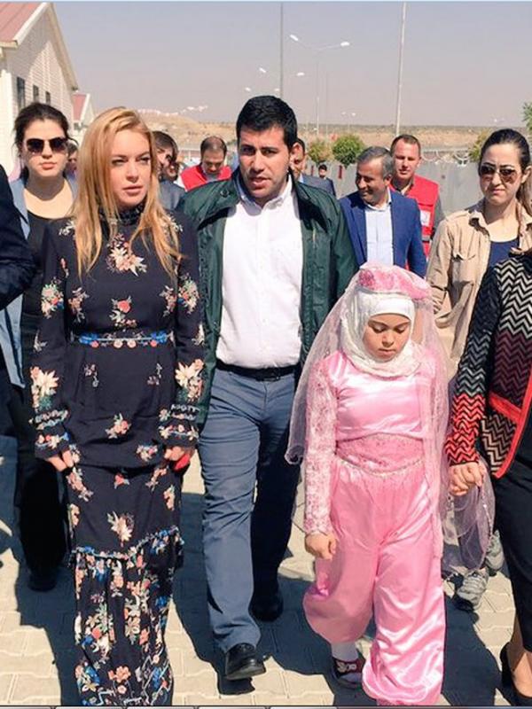Lindsay Lohan saat mengunjungi kamp pengungsi di Turki. (dok. Twitter)
