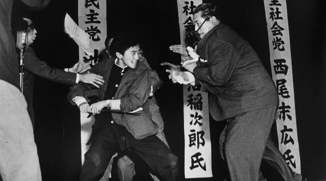 Otoya Yamaguchi membunuh politisi Inejiro Asanuma di hadapan ribuan orang, dalam acara yang ditayangkan televisi (Pulitzer Award)