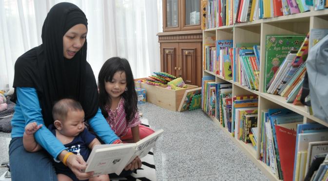 Perpustakaan Rabbit Hole sendiri terbuka untuk orang tua yang hendak berkunjung bersama anaknya tanpa dipungut biaya, Jakarta, Selasa (11/10). Rabbit Hole berharap anak-anak dapat mengenal huruf dengan cara yang menyenangkan sehingga mereka pun dapat mema