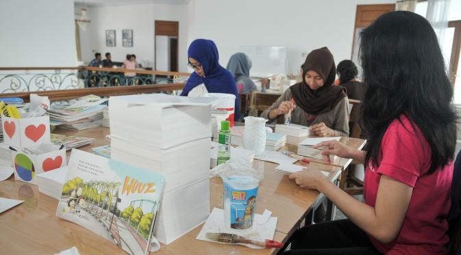 Sejumlah pekerja menyelesaikan pembuatan buku Rabbit Hole, Jakarta, Selasa (11/10). Rabbit Hole hingga kini fokus menerbitkan buku massal yang tetap diproduksi dan didistribusikan sendiri.